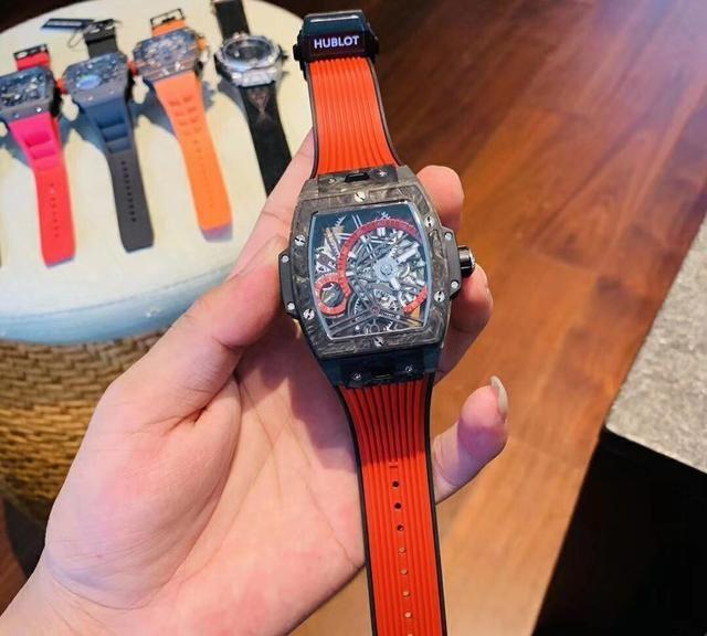 Hublot Soul Series Personalized Fashion Carbon Fiber Luminous Case Men’s Mechanical Watch Hublot Soul Series Personalized Fashion Carbon Fiber Luminous Case Men’s Mechanical Watch