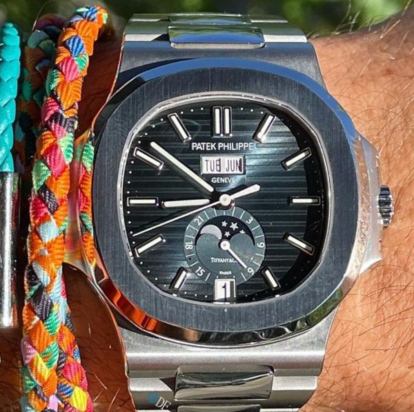 Patek Philippe Elegant Sports Nautilus Series (Parrot Fish) 5726 Annual Calendar Watch Patek Philippe Elegant Sports Nautilus Series (Parrot Fish) 5726 Annual Calendar Watch