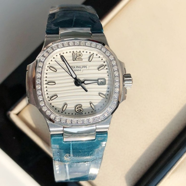 Patek Philippe Nautilus 7010R Quartz Gold Watch Patek Philippe Nautilus 7010R Quartz Gold Watch